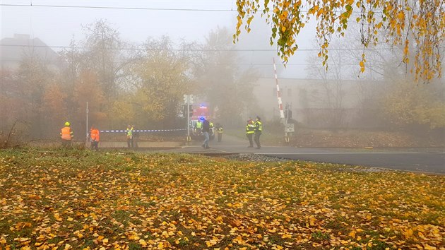 U Černošic srazil rychlík na železničním přejezdu nezletilou dívku. (6. listopadu 2018)