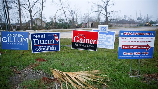 Cedule propagujc kandidty ped volbami do Kongresu Spojench stt na Florid v mstech, kde dil hurikn Michael. (5. listopadu 2018)