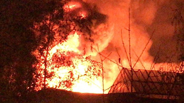 Požár haly ve Vysočanech v Praze. (9. listopadu 2018)