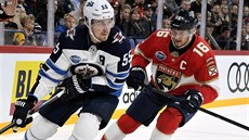 Aleksander Barkov (vpravo) z Floridy a Mark Scheifele z Winnipegu.