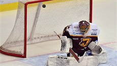 Branká� Jihlavy Jan Bro� vyrá�í puk.