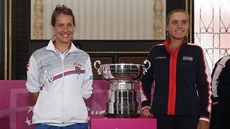 S pohárem pro vítzky Fed Cupu pózují Barbora Strýcová (vlevo) a Sofia Keninová.