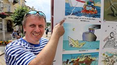 Kreslí Mirek Vostrý pedstavuje svá díla na téma cestování na open air výstav...