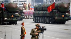 Mezikontinentální balistické stely (ICBM) na vojenské pehlídce v Pchjongjangu