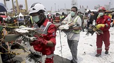Záchranái penáejí trosky z letadla z Lion Air Flight 610, které se zítilo...