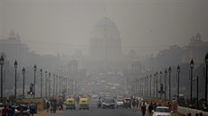 Prezidentský palác v Novém Dillí je pes vrstvu smogu tém neviditelný.
