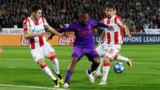 Daniel Sturridge z Liverpoolu (ve fialové) kryje mí v zápase Ligy mistr proti...