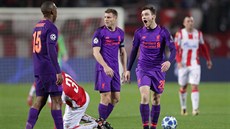 Andrew Robertson z Liverpoolu reaguje na výrok sudího v zápasu proti Crvene...