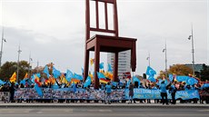Ped výcarským sídlem OSN bhem zasedání demonstrovala asi tisícovka Tibean,...