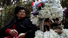 Stovky Bolivijc oslavily tradiní festival, pi kterém zdobí lidské lebky...