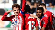 Antoine Griezmann z Atlética Madrid oslavuje se spoluhrái vstelený gól v...