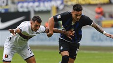 Lautaro Martinez z Interu Milán (vpravo) u míe, napadá ho Koray Gunterz z...