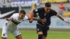 Lautaro Martinez z Interu Milán (vpravo) u mí�e, napadá ho Koray Gunterz z...
