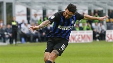 Matteo Politano z Interu Milán st�ílí na bránu v utkání proti Janovu.