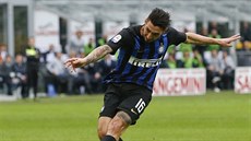 Matteo Politano z Interu Milán stílí na bránu v utkání proti Janovu.