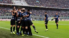 Hráči Interu Milán se radují z gólu v utkání proti Janovu.