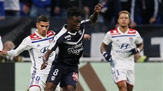 Yann Karamoh z Bordeaux (vpedu) vede mí, brání ho Houssem Aouar z Lyonu.