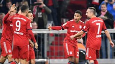 Hrái Bayernu Mnichov se radují z gólu v utkání proti Freiburgu.