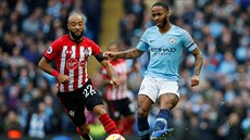 Nathan Redmond ze Southamptonu (vlevo) atakuje Raheema Sterlinga z Manchesteru...