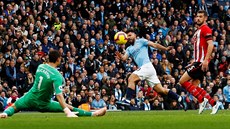 Sergio Agüero z Manchesteru City (v modrém) stílí gól za záda brankáe...