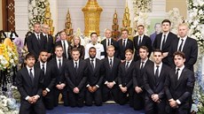 Fotbalisté anglického Leicesteru dorazili do Bangkoku na pohřeb svého majitele...
