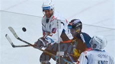Chomutovtí hokejisté Ivan Huml (vlevo) a Roland Knot (vpravo) u mantinelu...