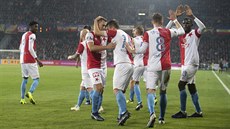 Slavističtí fotbalisté společně oslavují gól v zápase proti Spartě.
