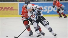 Plze�ský Denis Kindl (vpravo) a Roman Szturc z Vítkovic svád�jí souboj o puk.