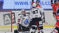 Vítkovičtí hokejisté (v červeném) překonali obranu Plzně.