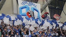 Plzeňští fanoušci povzbuzují své hokejisty v zápase s Vítkovicemi.