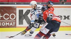 Denis Kindl z Plzn� (vlevo) a Marek Hrbas z Vítkovic b�hem extraligového utkání