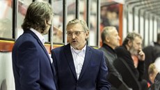 Jeden z trenérů Olomouce Zdeněk Moták (uprostřed), během utkání s Hradcem...
