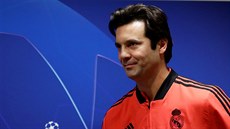 Doasný kou Santiago Solari z Realu Madrid pichází na tiskovou konferenci na...