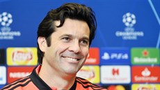 Usmvavý doasný trenér Realu Madrid Santiago Solari na pedzápasové tiskové...