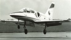 Prototyp L-39 X-02 pistává po prvním zkuebním letu.