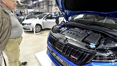 Návtvník si prohlíí motor automobilu koda Kodiaq RS na výstaviti v Lysé...