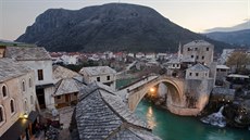 Stari most v Mostaru se stal smutným symbolem obanské války v Jugoslávii.
