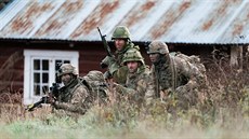 Brittí a nortí vojáci na cviení Trident Juncture v Norsku