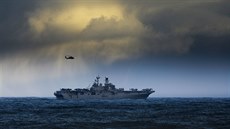 Americká výsadková lo USS Iwo Jima bhem cviení Trident Juncture v Norsku