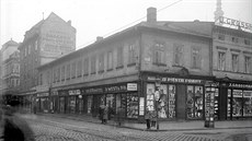 Obchody na Masarykov� nám�stí v centru Moravské Ostravy (dvacátá léta 20....