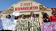 Mladí lidé na demonstraci proti týrání zvíat ped cirkusem Humberto v Brn.