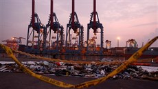 Vylovené v�ci pasa�ér� ze z�íceného letu JT610 v p�ístavu v Jakart�.