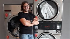 Mladý léka si podnikáním jistí záda. Provoz ídí i pes mobil, vidí vechno...