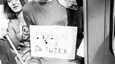 Popularitu Tuzexu vyjaduje i nápis, který drí v ruce studentky na Majálesu v...