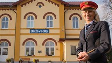 Železniční stanice Blíževedly na Českolipsku. Na snímku výpravčí Alena...