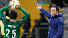 Jablonecký zálo�ník Vladimir Jovovi�  se chystá házet aut v utkání Evropské...