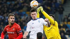 Český brankář Tomáš Koubek z Rennes zasahuje v utkání Evropské ligy proti...