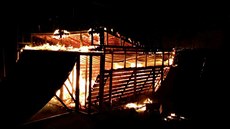 Snímek z požáru na olomouckém letišti, kde plameny zničily skákací rampu ve...