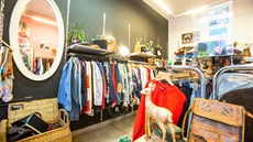 V Praze vznikají obchody s oblečením z druhé ruky, kde jejich majitelky zboží...