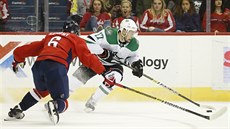 Obránce Washingtonu Michal Kempný ve st�ehu, p�elstít se ho pokou�í Devin Shore...